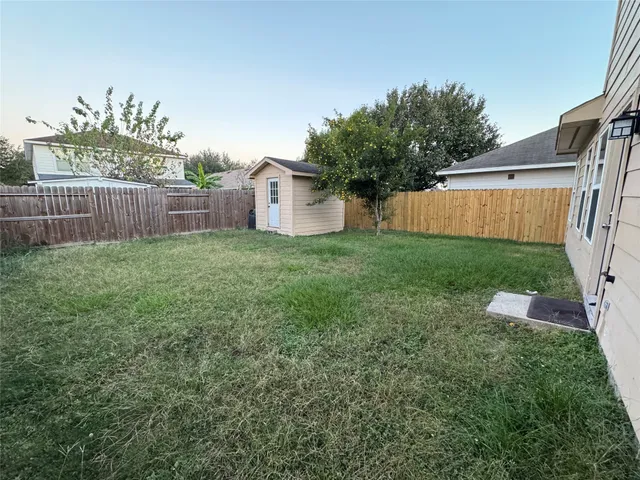 a view of a back yard