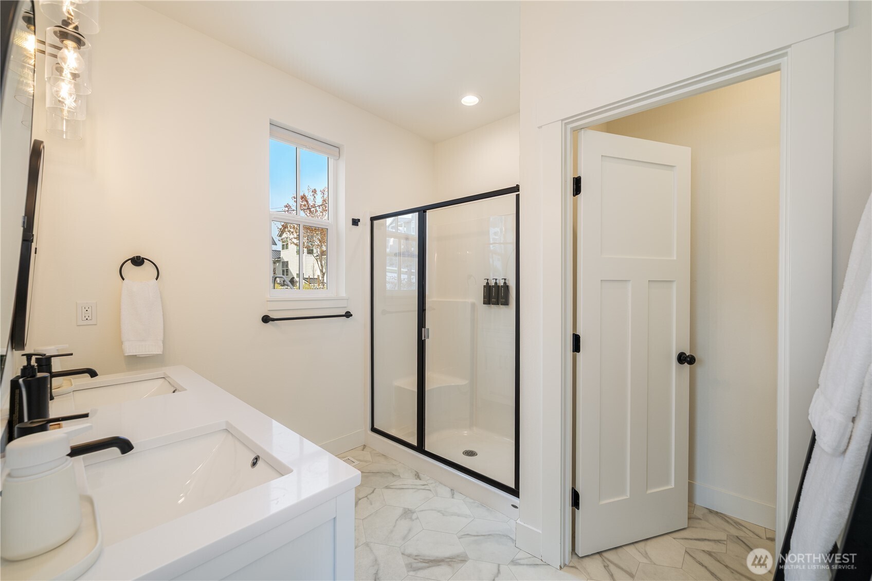187 Bobcat Lane Chelan, WA 98816 - Photo 16 of 40 a bathroom with a bathtub and a sink