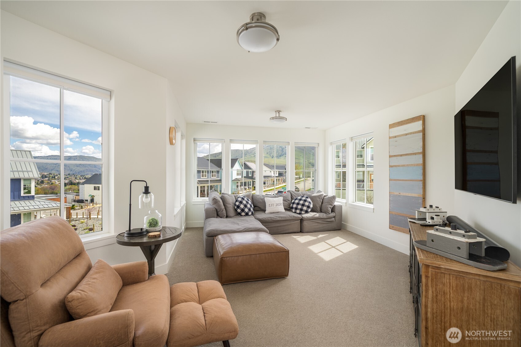 187 Bobcat Lane Chelan, WA 98816 - Photo 21 of 40 a living room with furniture fireplace and flat screen tv