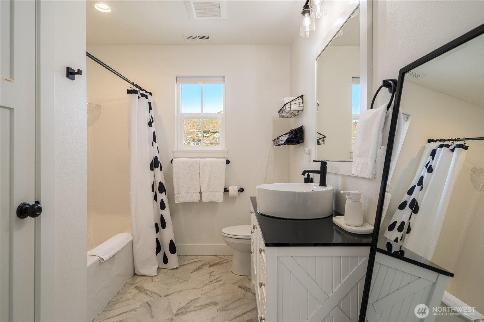 187 Bobcat Lane Chelan, WA 98816 - Photo 23 of 40 a bathroom with a bathtub a sink and a shower