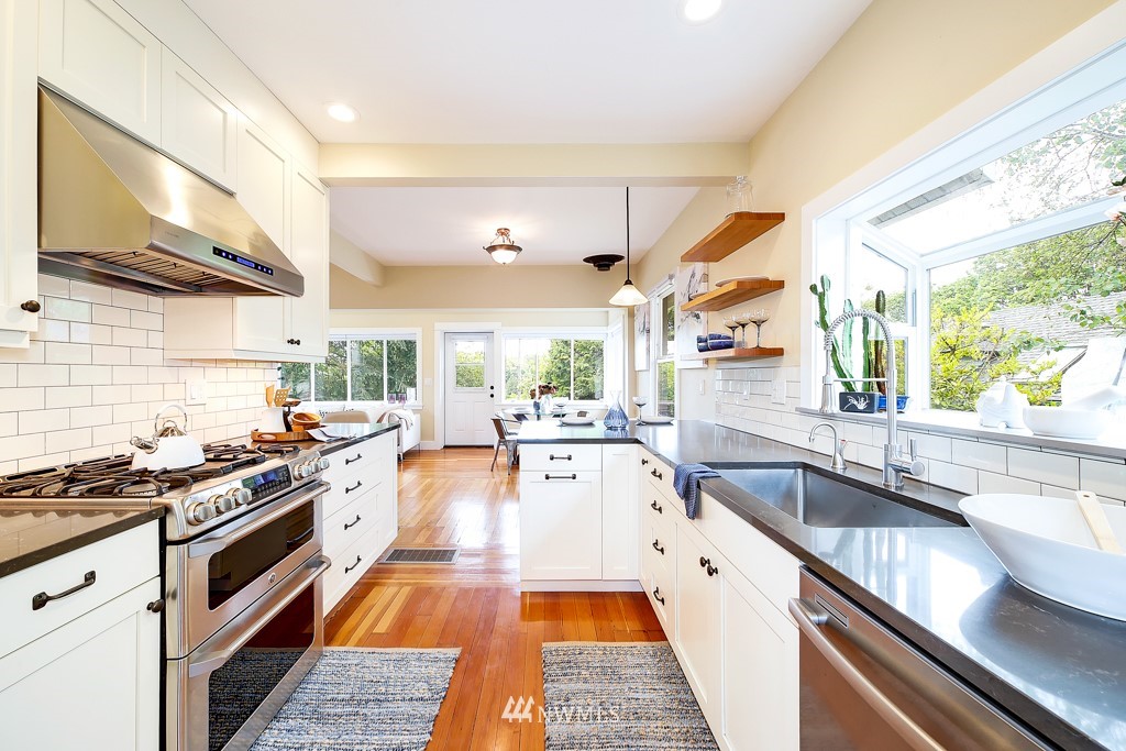 5420 Renton Avenue South Seattle, WA 98118 - Photo 8 of 28 Gallery Image 8