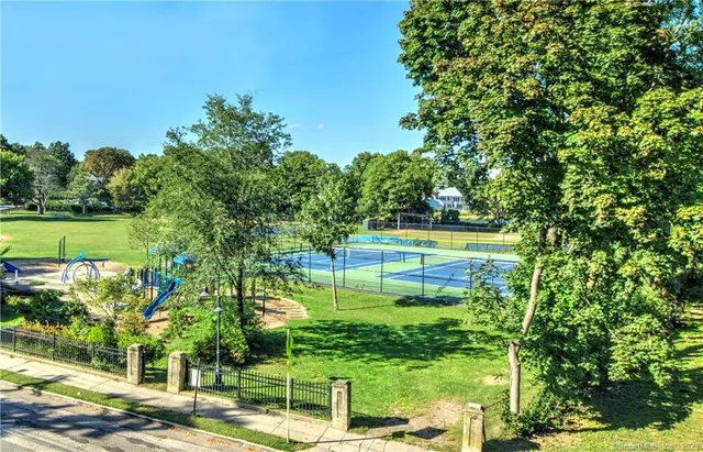 a view of a back yard