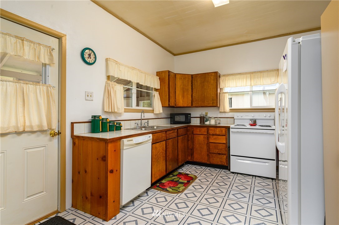 570 Bella Street Hamilton, WA 98284 - Photo 4 of 17 Gallery Image 4