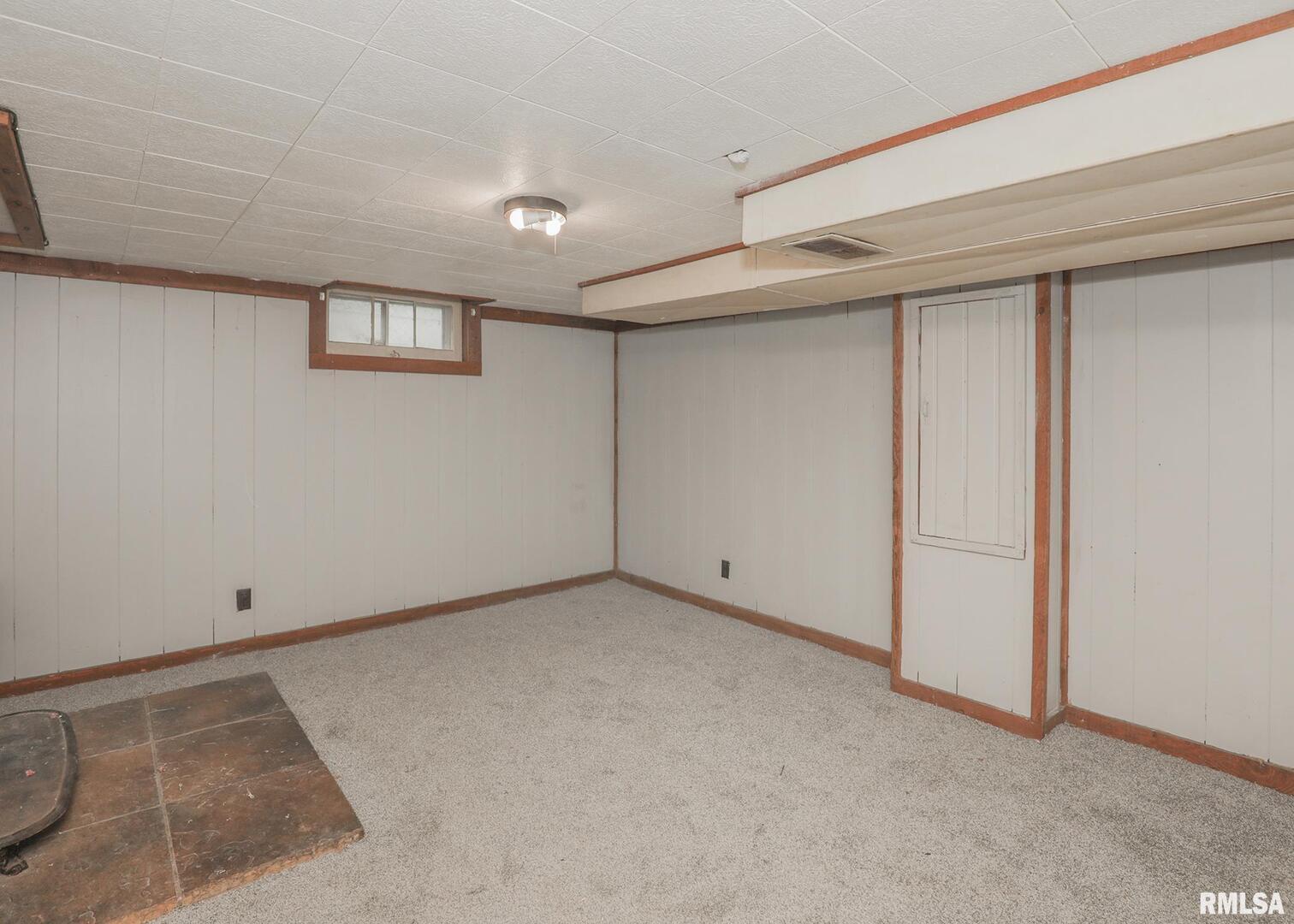 934 20th Avenue Rock Island, IL 61201 - Photo 17 of 26 a view of an empty room