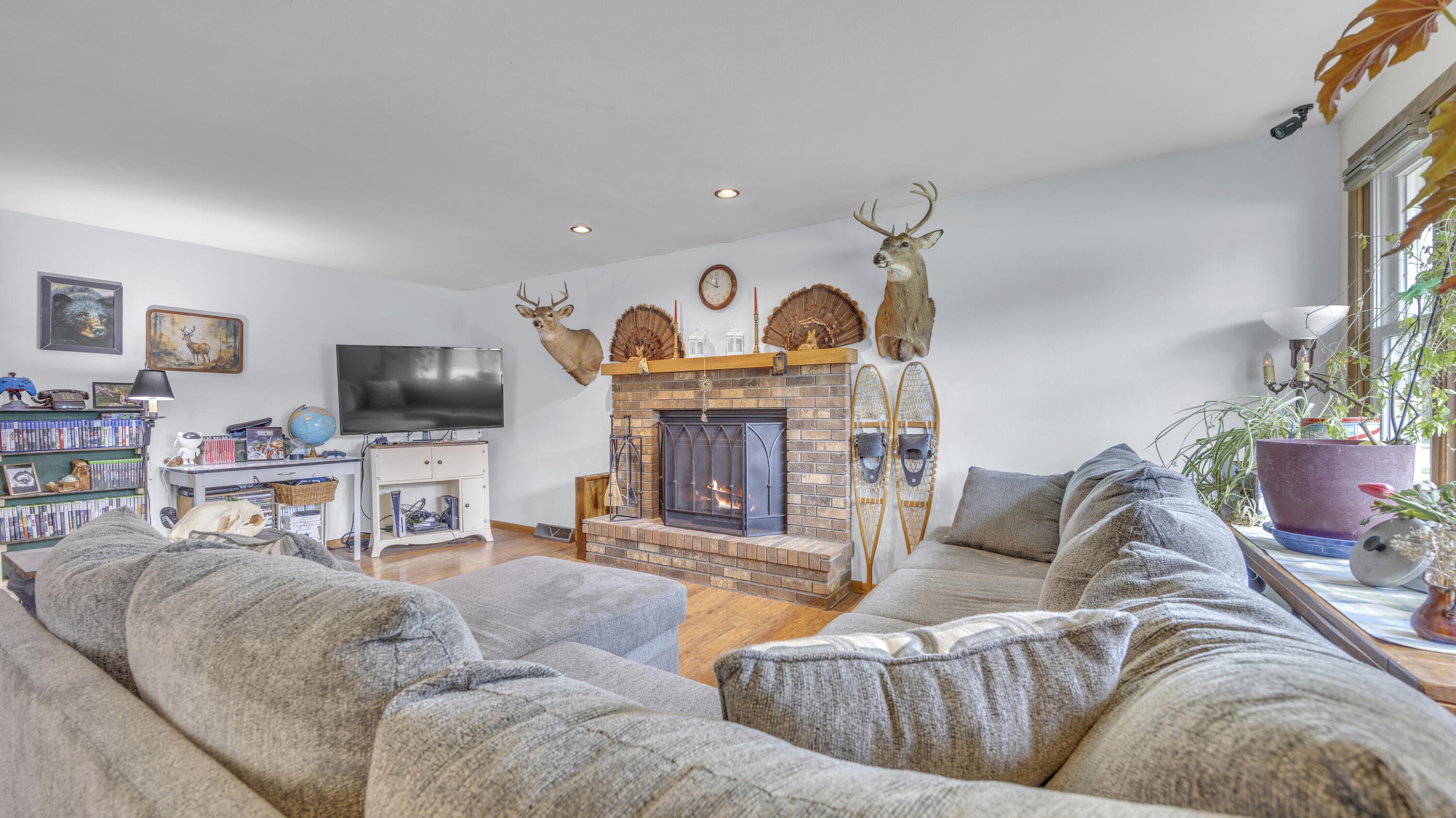 707 Goldfinch Lane Howards Grove, WI 53083 - Photo 2 of 27 Living Room