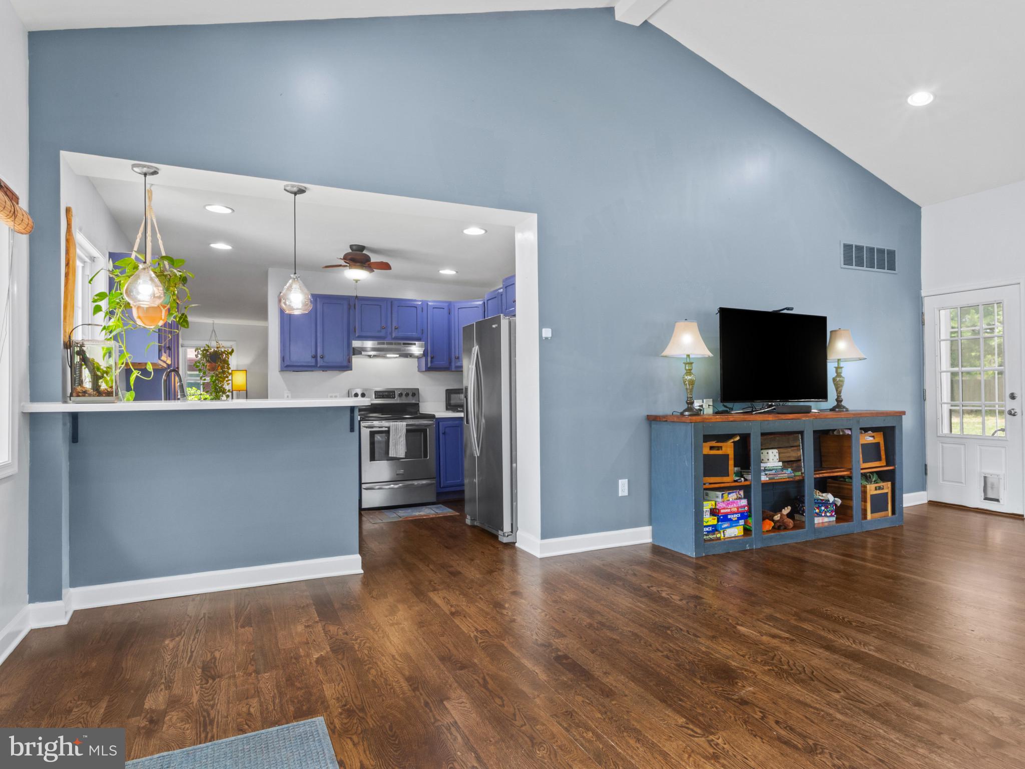 130 Southdown Road Edgewater, MD 21037 - Photo 3 of 37 Family room
