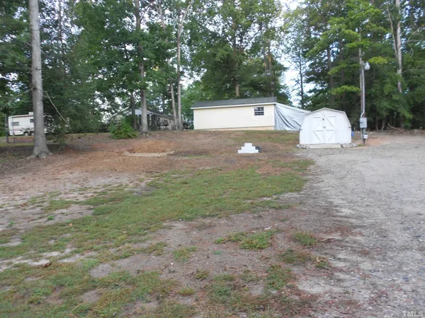 a view of a backyard