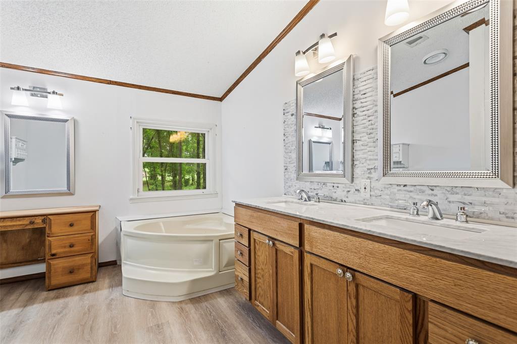 7398 County Road 334 Tyler, TX 75708 - Photo 19 of 39 Dual Vanities and Garden Tub with Dressing Area