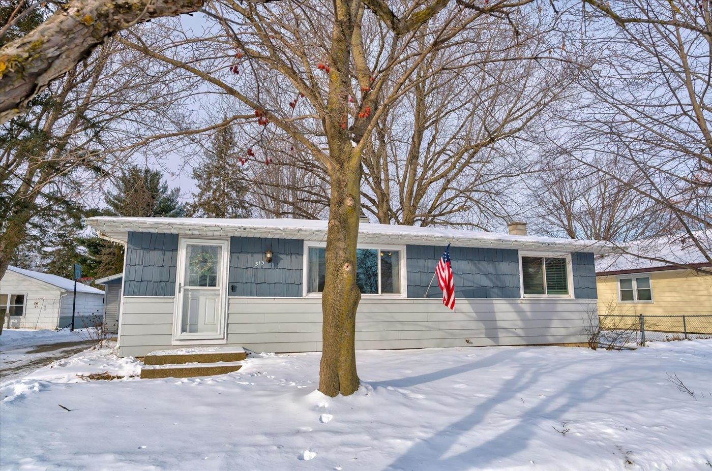 313 North Main Street Poynette, WI 53955 - Photo 4 of 37