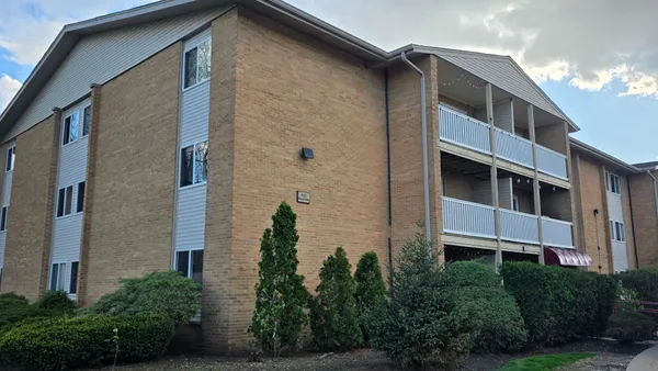 $229,000 | 910 Beau Drive, Unit 202, Des Plaines, IL 60016