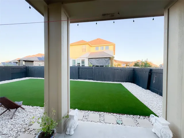a view of a back yard