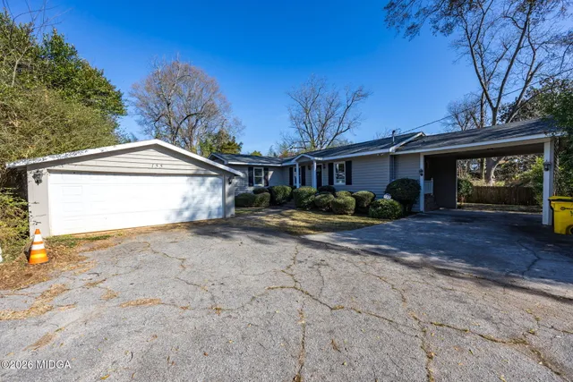 a view of a yard in front of a house