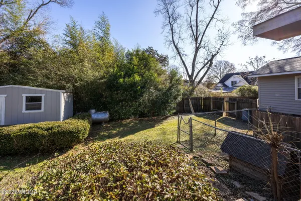 a view of a house with backyard