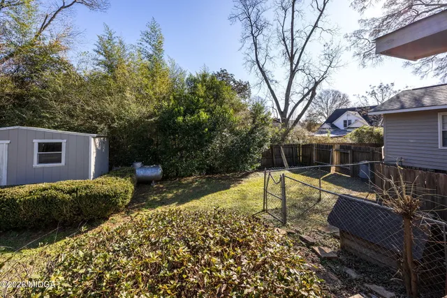 a view of a house with backyard