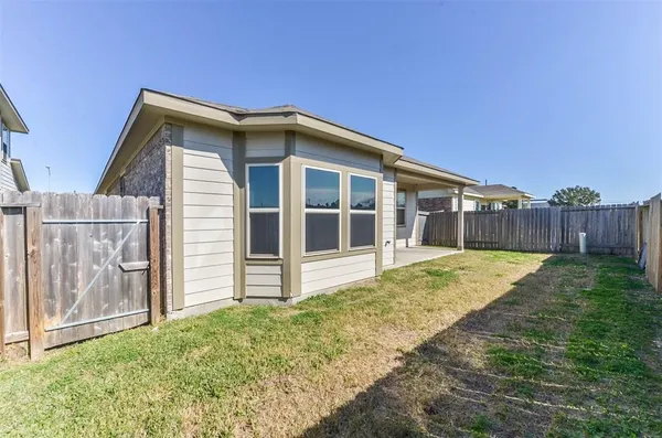 a view of a house with backyard