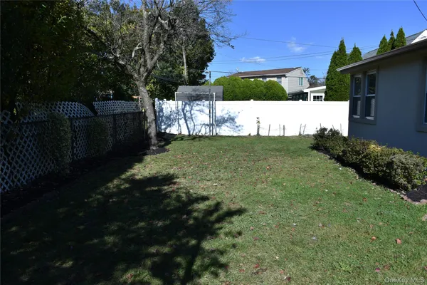 a view of a back yard