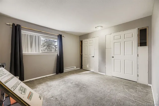a view of livingroom with furniture