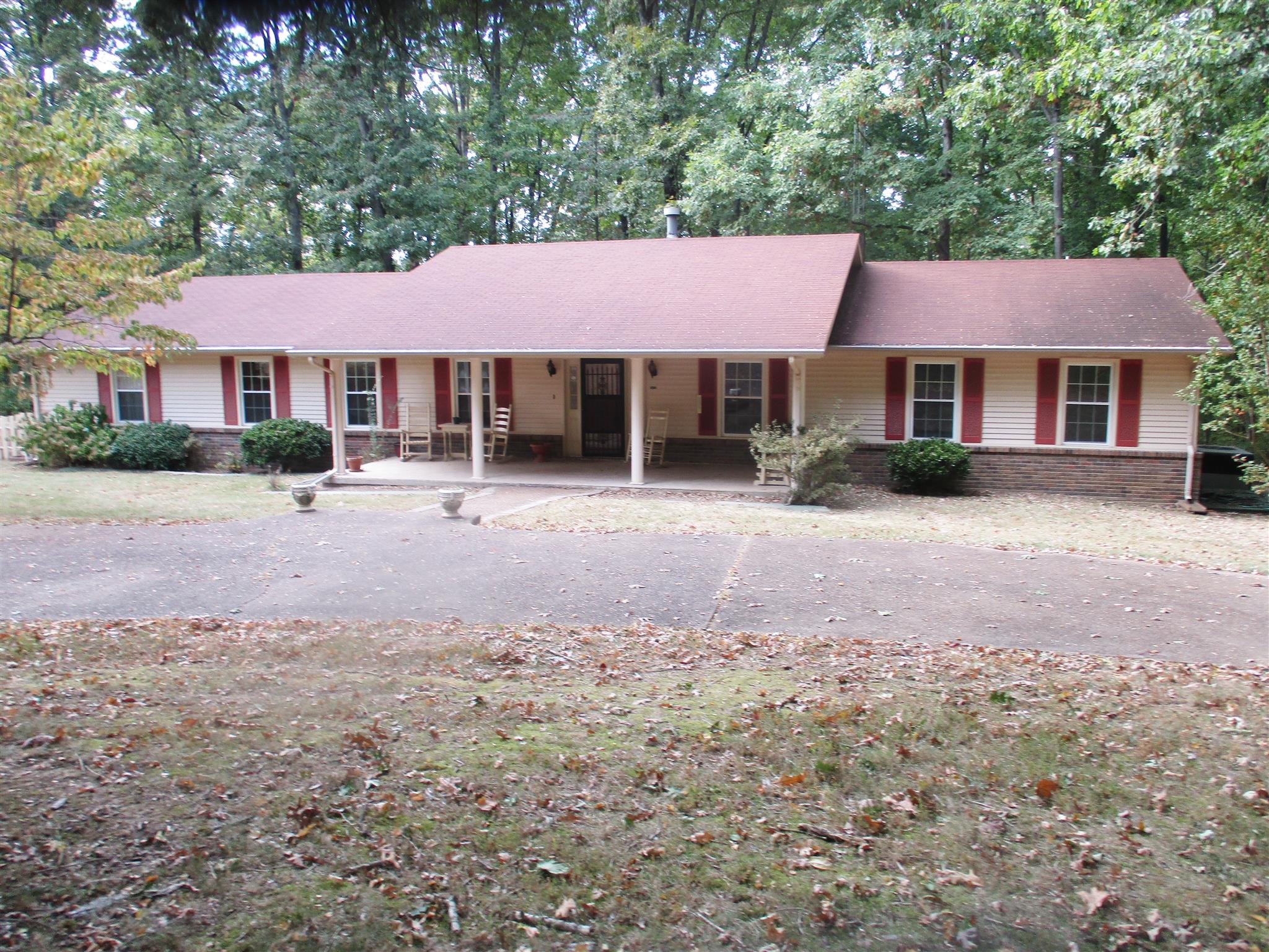 1073 West Point Road Lawrenceburg, TN 38464 - Photo 2 of 24 a front view of a house with yard