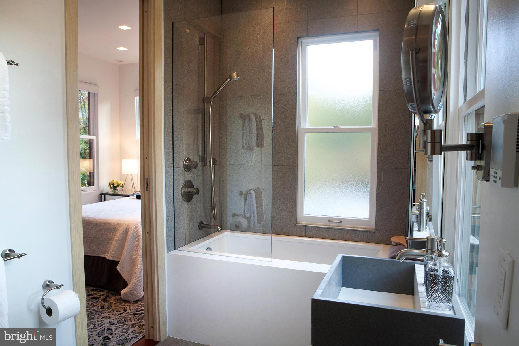 600 E Street Northeast Washington, DC 20002 - Photo 28 of 30 Second Level Shared Full Bath South