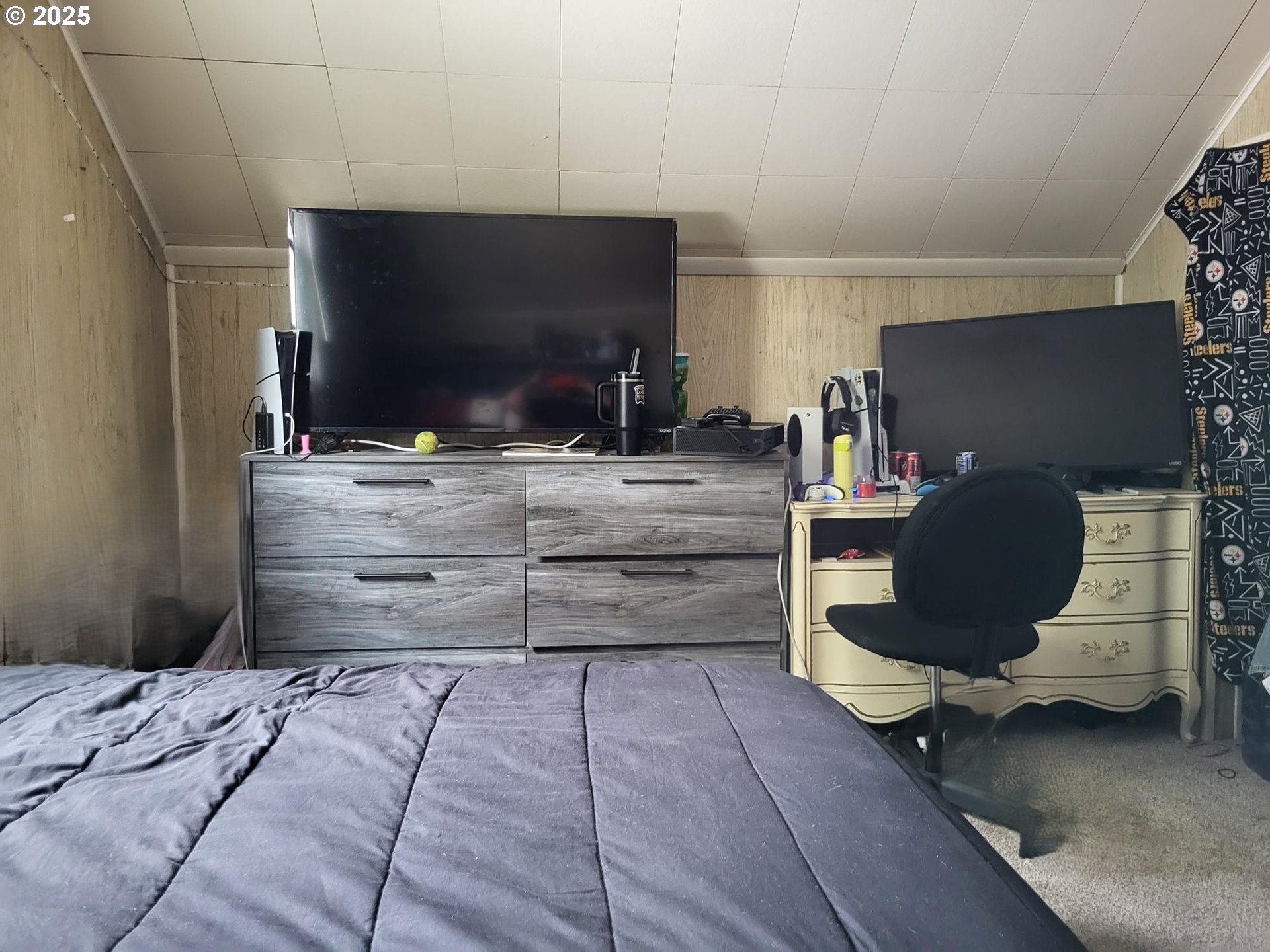 634 East Main Street Sheridan, OR 97378 - Photo 21 of 30 a bedroom with a bed and chair