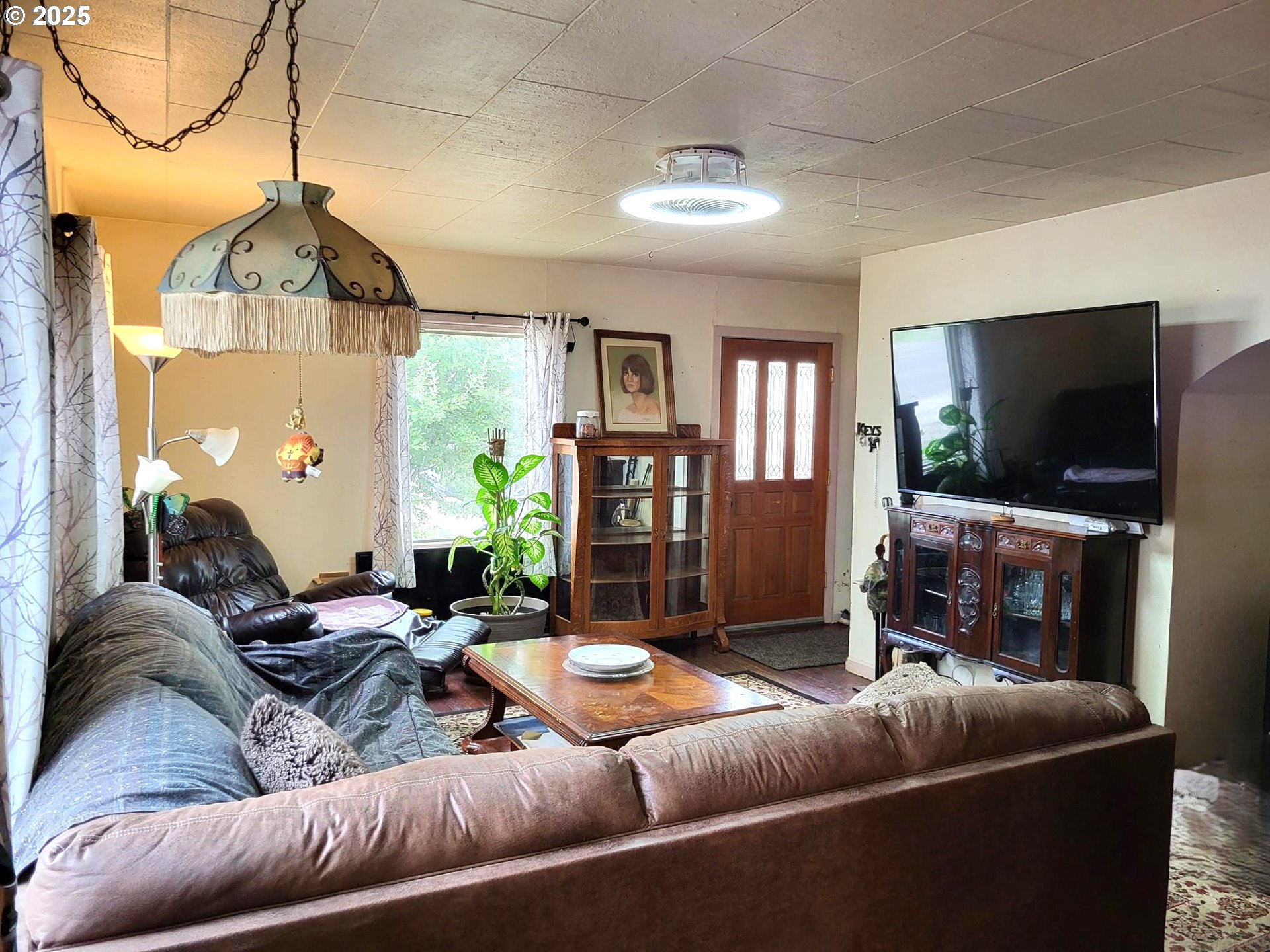 634 East Main Street Sheridan, OR 97378 - Photo 4 of 30 a living room with furniture and a flat screen tv
