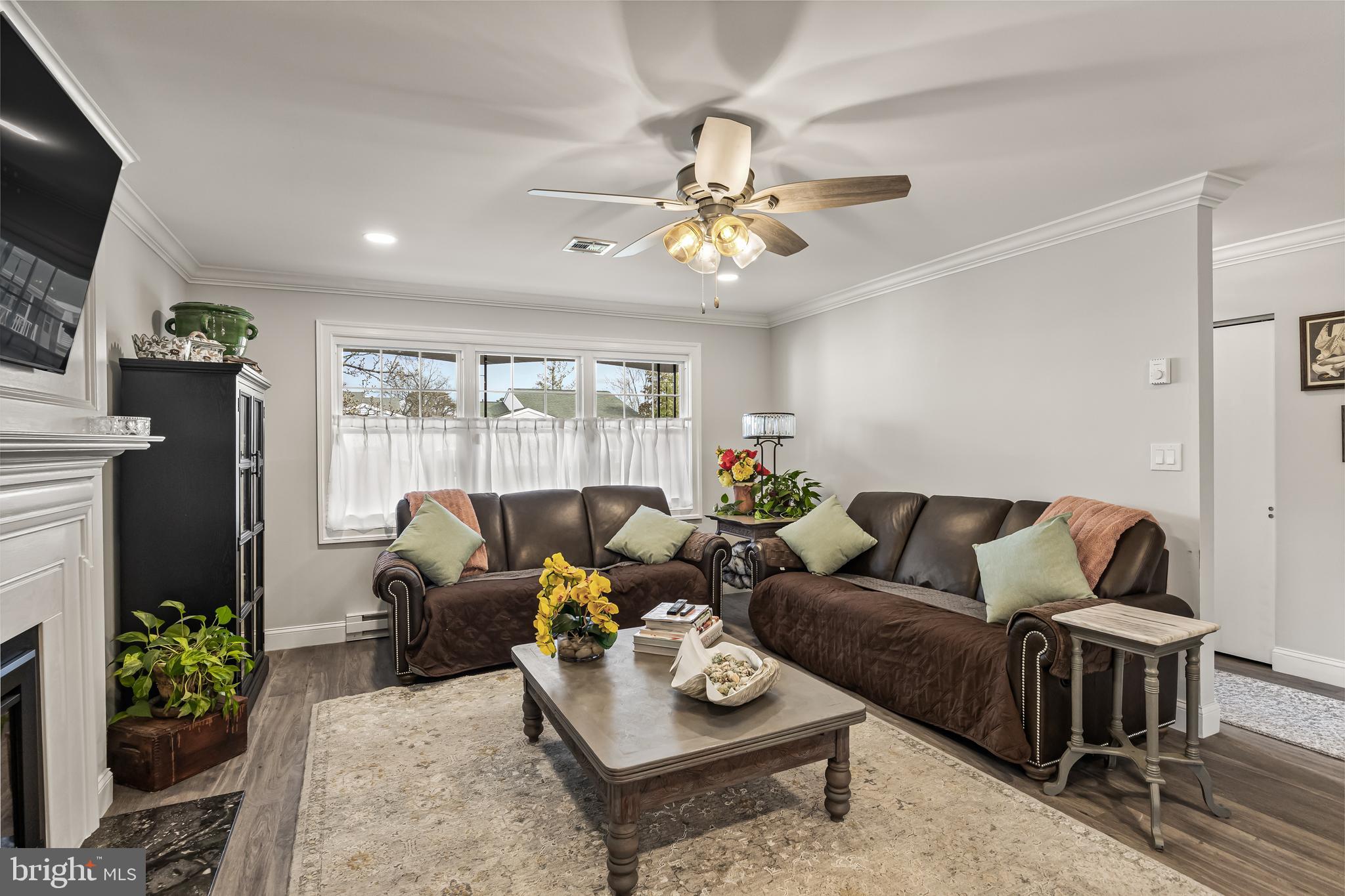 34 Chatham Place Southampton, NJ 08088 - Photo 7 of 28 Living room with ceiling fan