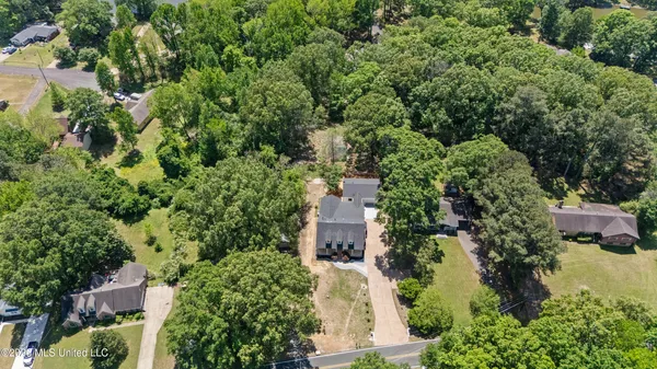 $550,000 | 407 Thunderbird Drive North, Hernando, MS 38632