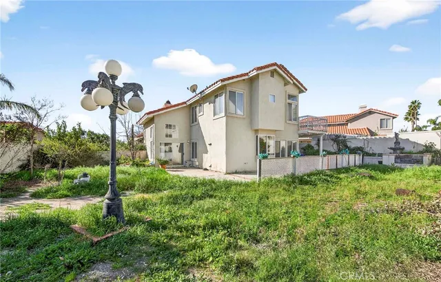 a view of a house with backyard and garden