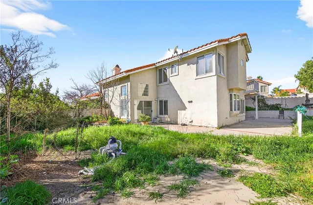 a view of a house with backyard and garden
