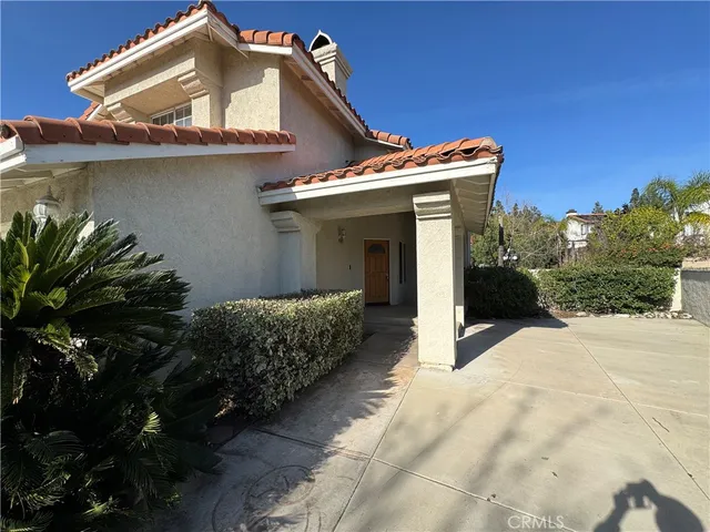 a view of a house with a yard and plants