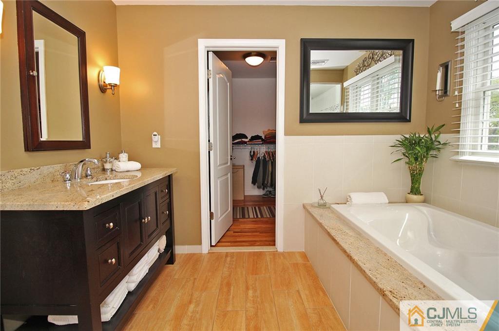 5 Timber Road Edison, NJ 08820 - Photo 17 of 24 a spacious bathroom with a tub sink and mirror