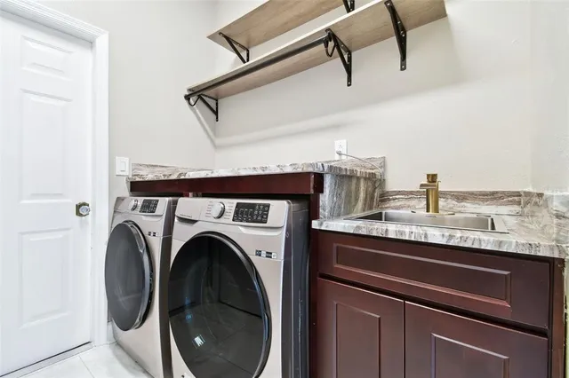 a view of yard with green space