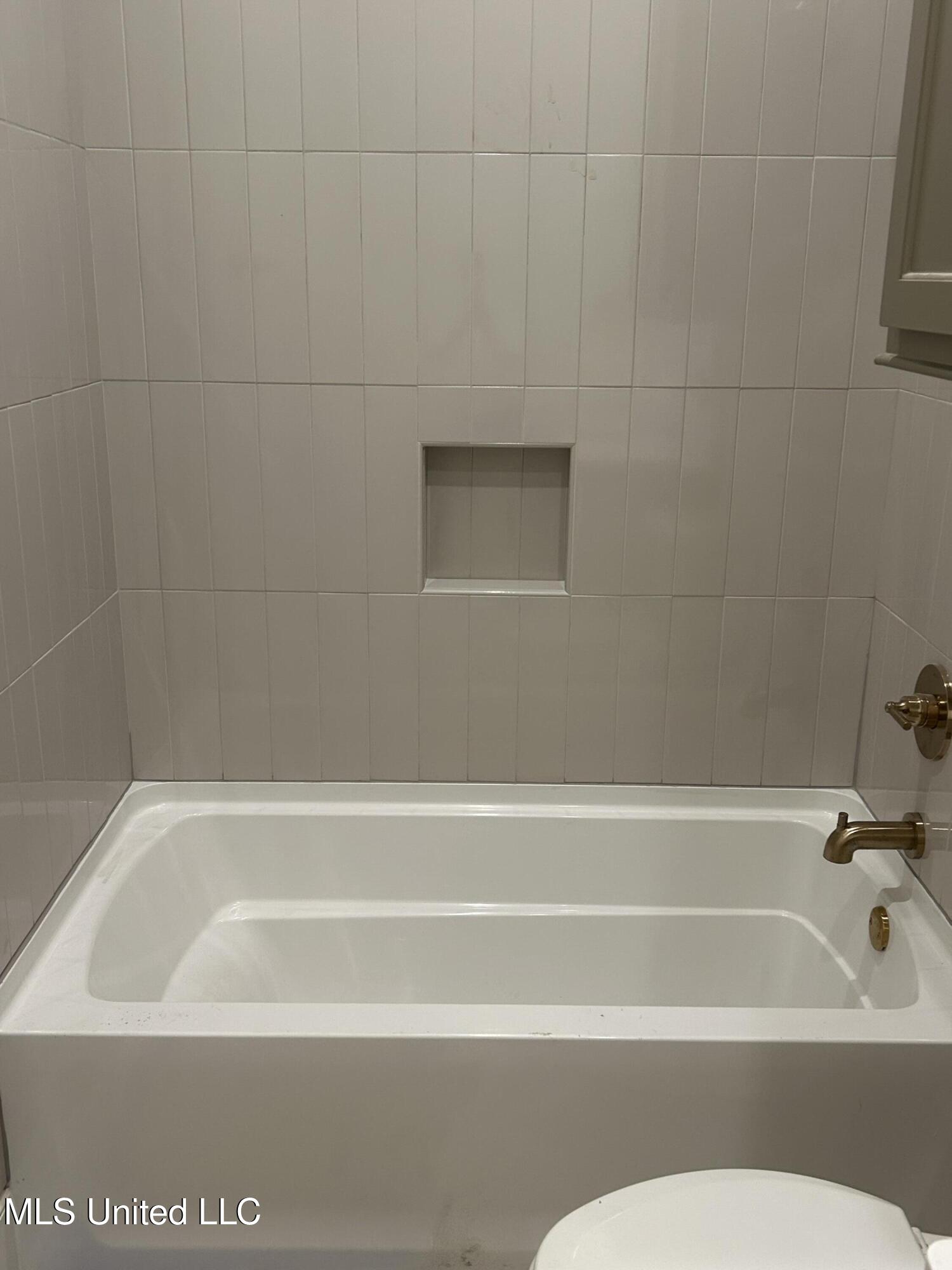 900 Fairburn Court Madison, MS 39110 - Photo 21 of 25 Hall Bath