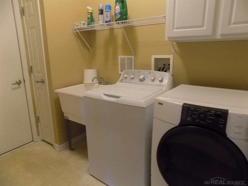41825 Mitchell Road Novi, MI 48377 - Photo 3 of 20 50137698-7034f594-d5af-4283-8519-92defa3eb615.JPG