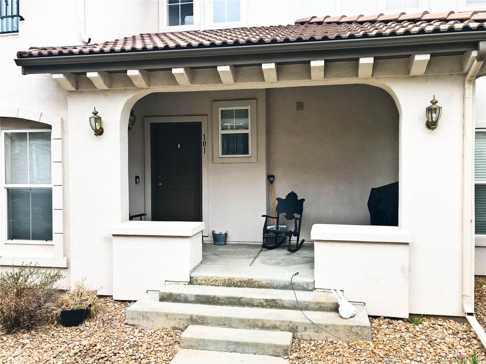 6753 South Winnipeg Circle, Unit 101 Aurora, CO 80016 - Photo 29 of 36 a view of a living room washer and dryer