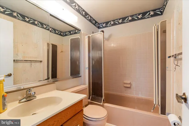 a big room with closet