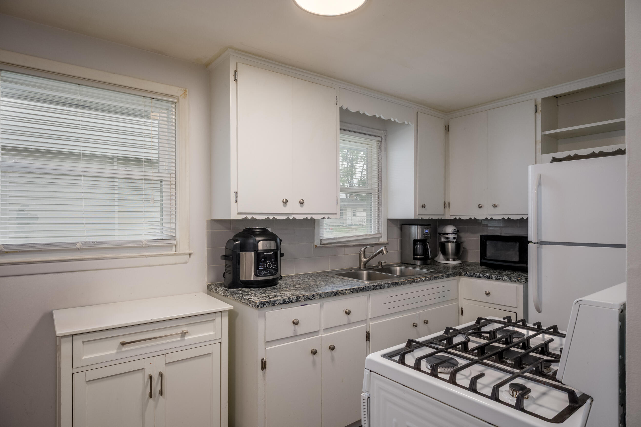 5601 44th Avenue Kenosha, WI 53144 - Photo 11 of 27 Kitchen