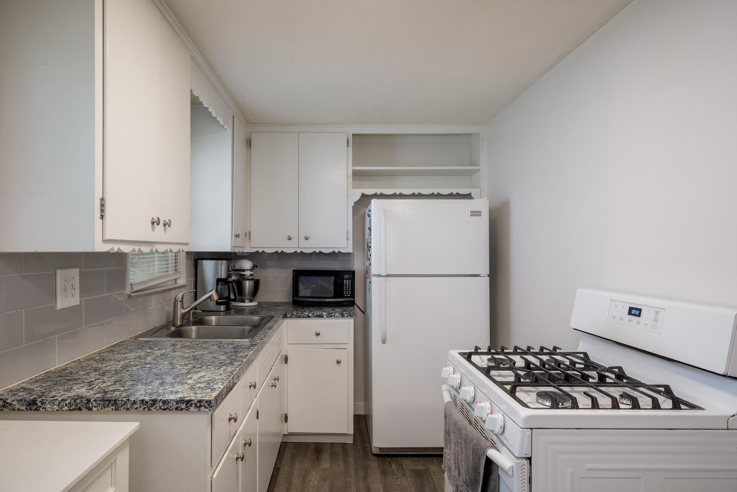 5601 44th Avenue Kenosha, WI 53144 - Photo 12 of 27 Kitchen