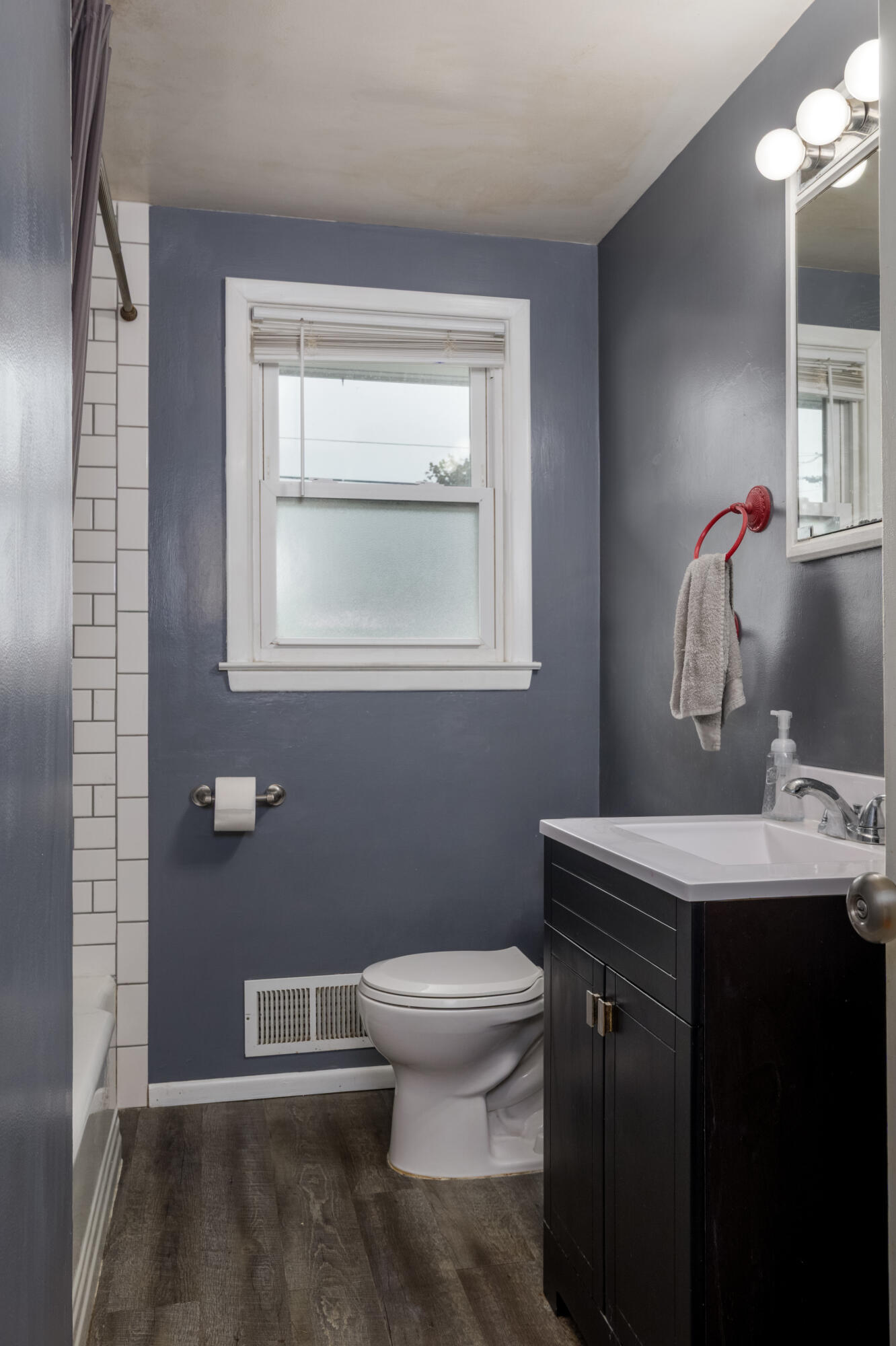 5601 44th Avenue Kenosha, WI 53144 - Photo 16 of 27 Bathroom