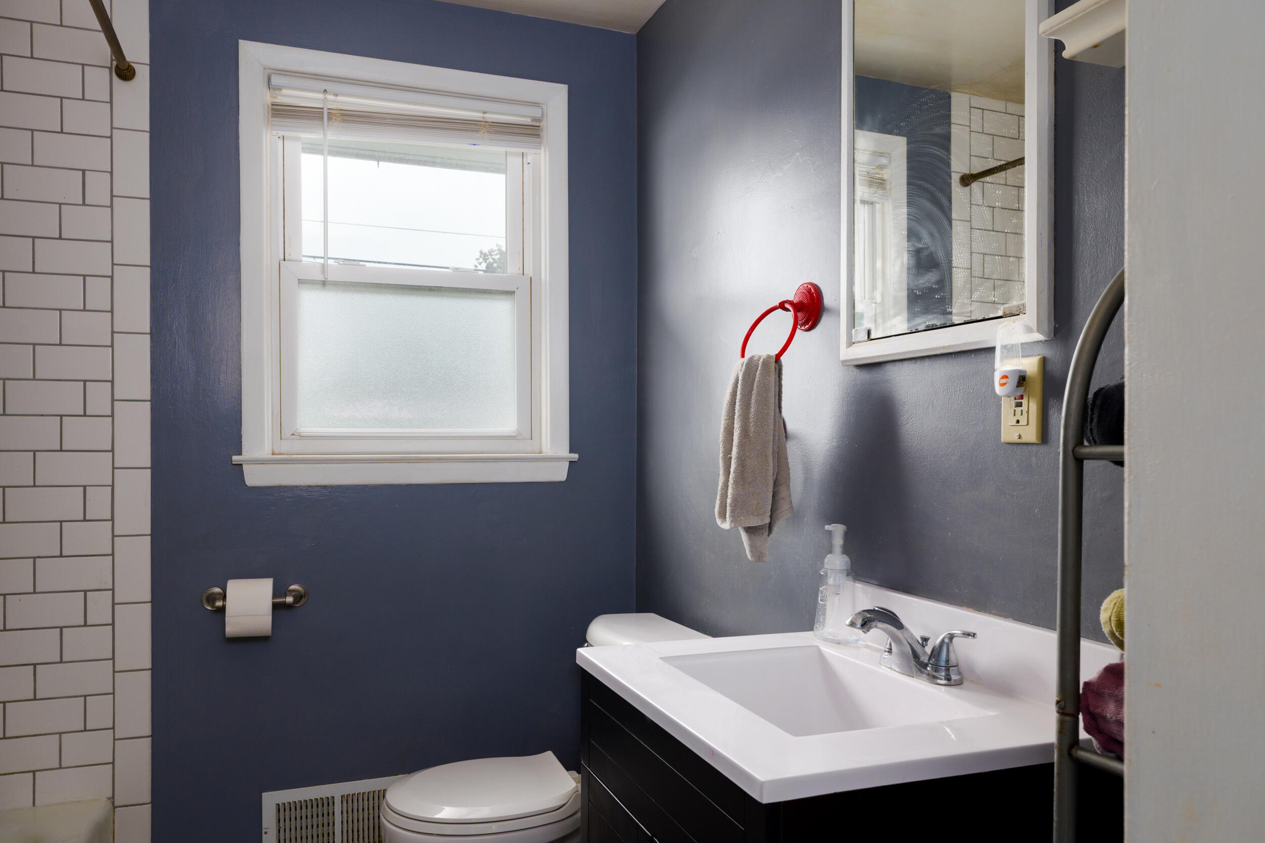 5601 44th Avenue Kenosha, WI 53144 - Photo 17 of 27 Bathroom