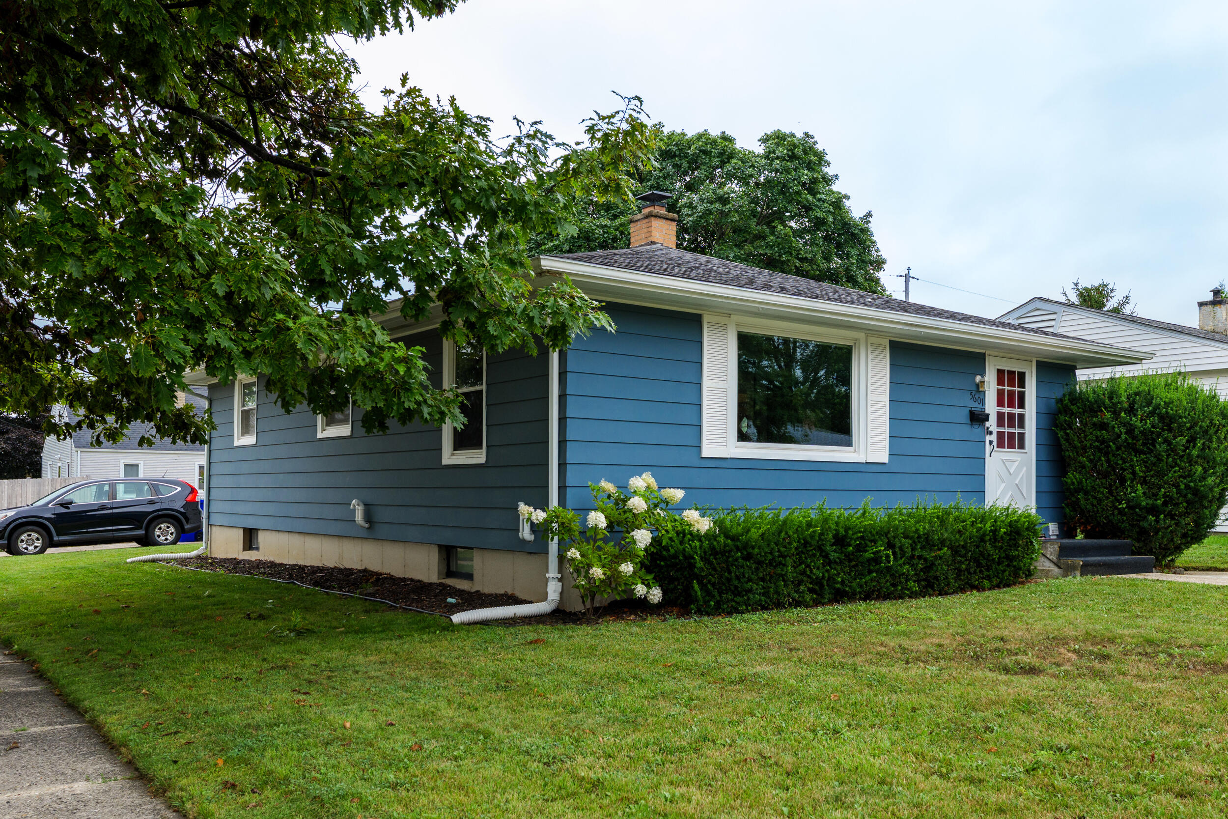 5601 44th Avenue Kenosha, WI 53144 - Photo 5 of 27 Front Exterior