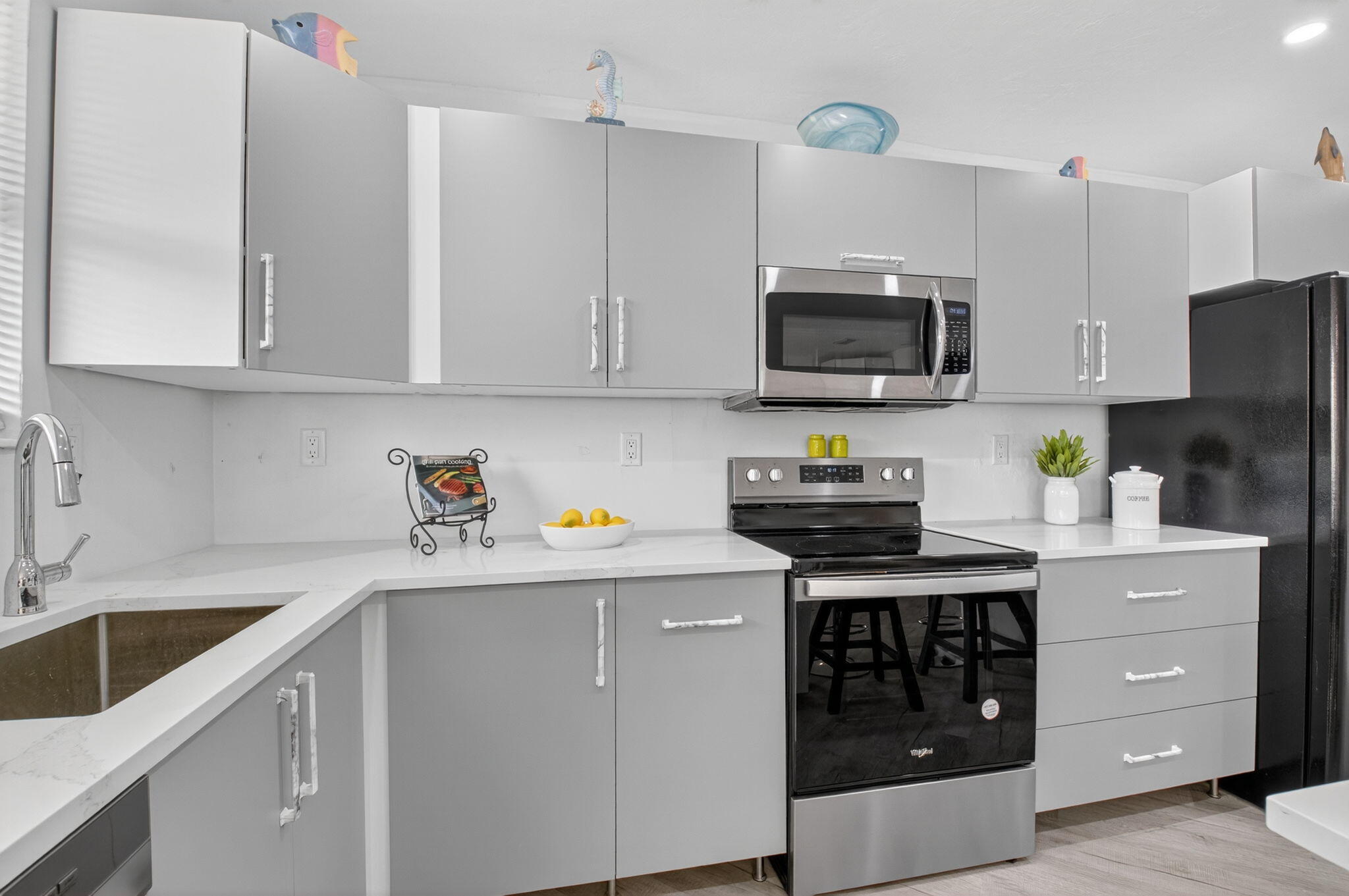 930 Osceola Drive, Unit 8 Boca Raton, FL 33432 - Photo 11 of 33 Quartz Counters