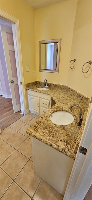 137 Oakview Gainesville, TX 76240 - Photo 24 of 37 Jack-N-Jill Bath.
