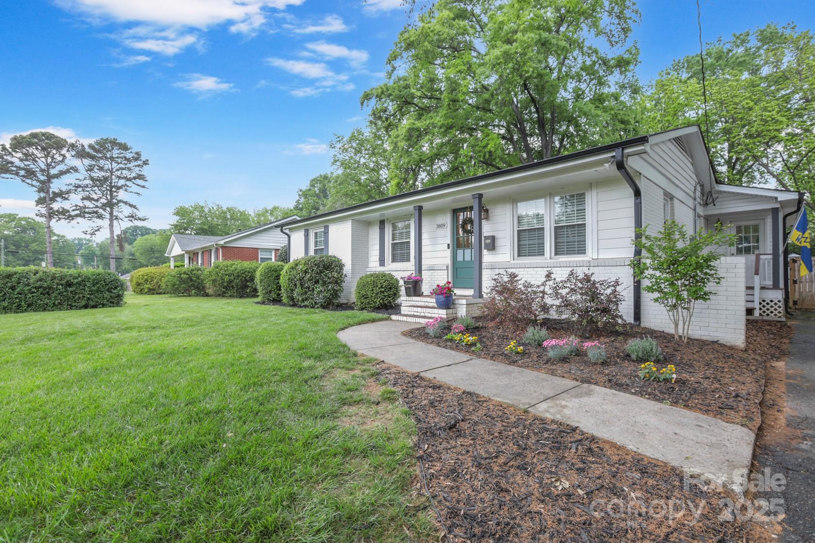 3809 Topsfield Road Charlotte, NC 28211 - Photo 2 of 36 Gallery Image 2