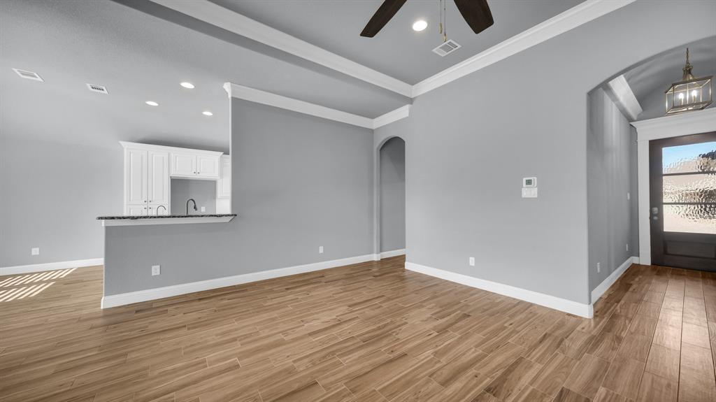 924 East 5th Street Springtown, TX 76082 - Photo 11 of 36