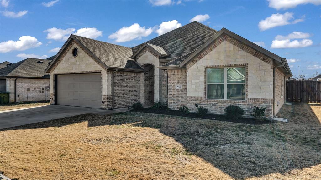 924 East 5th Street Springtown, TX 76082 - Photo 2 of 36
