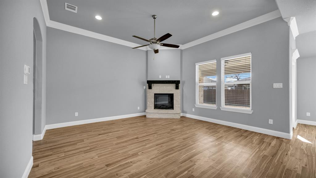 924 East 5th Street Springtown, TX 76082 - Photo 10 of 36