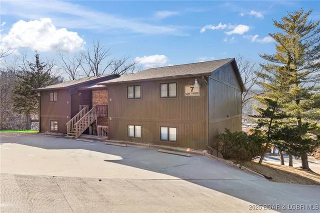 $299,900 | 7 Lone Timber, Unit 1B, Four Seasons, MO 65049