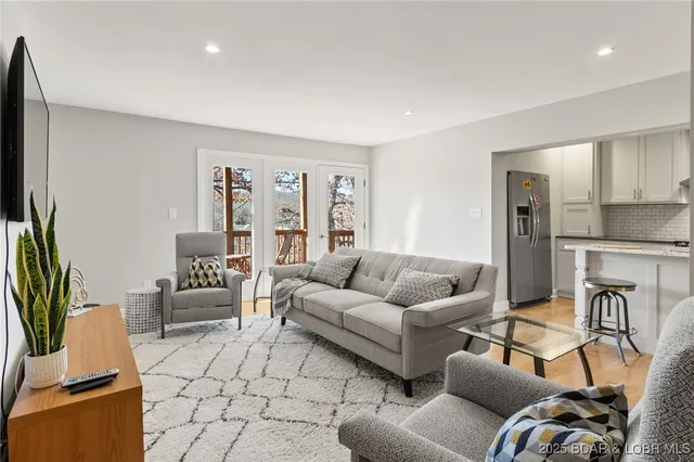 $299,900 | 7 Lone Timber, Unit 1B, Four Seasons, MO 65049