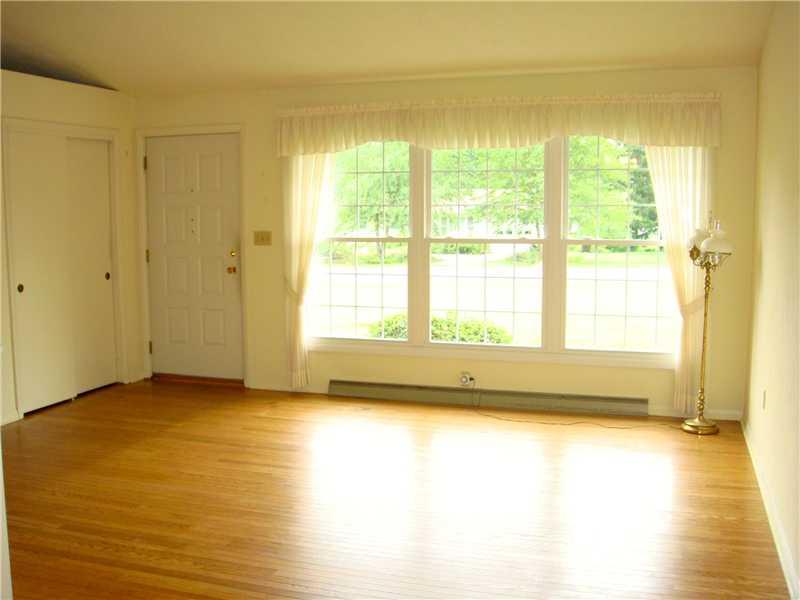 879 Clarksville Road Hermitage, PA 16148 - Photo 3 of 20 Living Room.